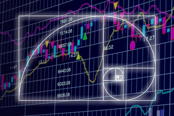 تحلیل فیبوناچی بر اساس سری اعداد فیبوناچی و نسبت‌های طلایی به تحلیل نمودارها می‌پردازد.
