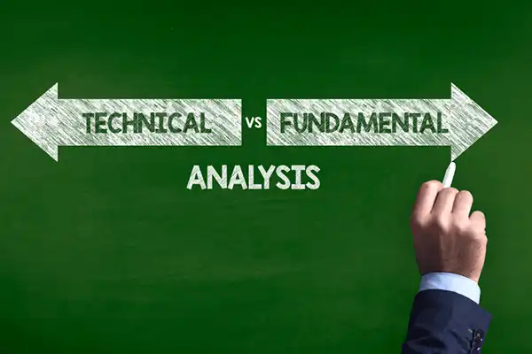 سرمایه‌گذاران عموماً از تحلیل‌های بنیادی و تکنیکال برای پیش‌بینی قیمت سهام در بازار استفاده می‌کنند.