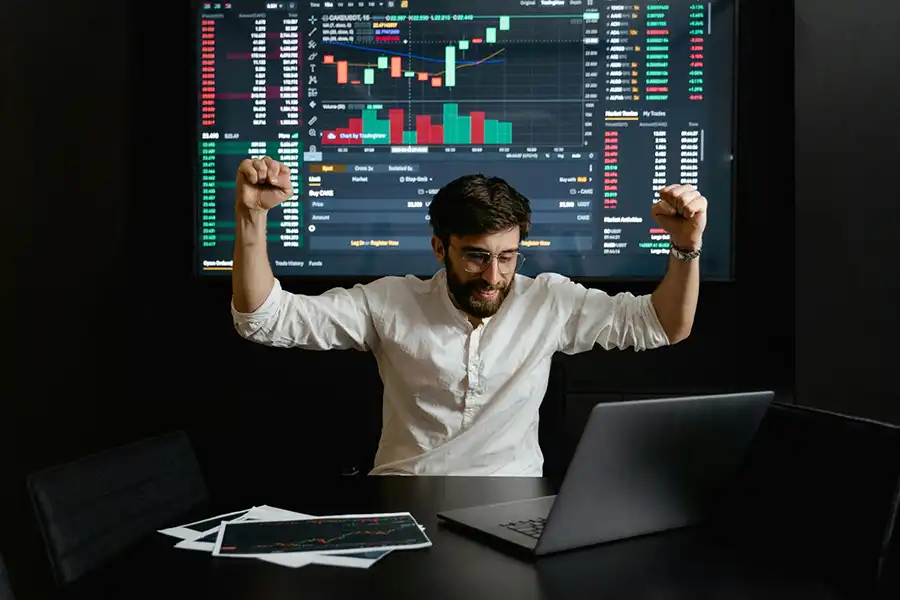 پلتفرم cTrader با کاربری راحت و کامل، می‌تواند تمامی دستورات را با دقت بالا اجرا کند.