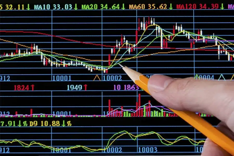  Moving Average، میانگین قیمت را در یک بازه زمانی مشخص محاسبه می‌کند و خط روندی را تشکیل می‌دهد. 