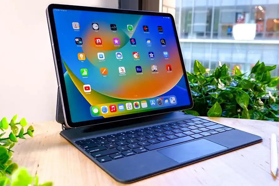 کارشناسان حوزه فناوری، iPad Pro به دلیل داشتن صفحه نمایش Liquid Retina، قدرت پردازش بالا، عمر باتری طولانی، پشتیبانی از Apple Pencil به‌عنوان بهترین تبلت برای تریدرها معرفی می‌کنند.