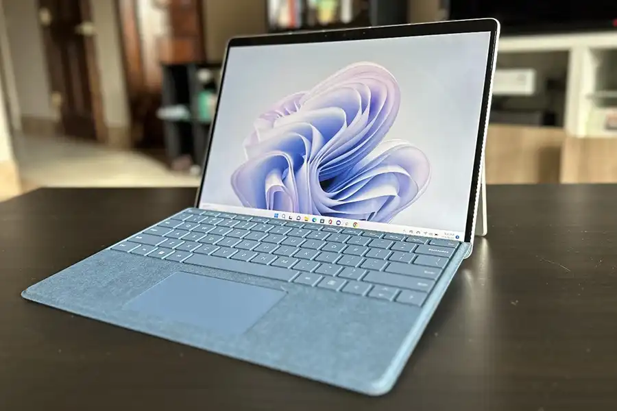  قابلیت تبدیل Microsoft Surface Pro 9 به لپ‌تاپ با استفاده از کیبورد و مجهز بودن به سیستم عامل ویندوز 11، این محصول را به بهترین تبلت برای تریدرها تبدیل کرده است.